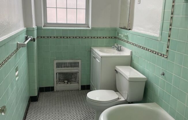 2 beds, 2 baths, 1,303 sqft, $2,150, Unit New King Edward  302