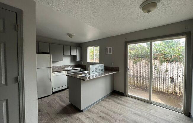 2 beds, 1 bath, 682 sqft, $1,375, Unit 12