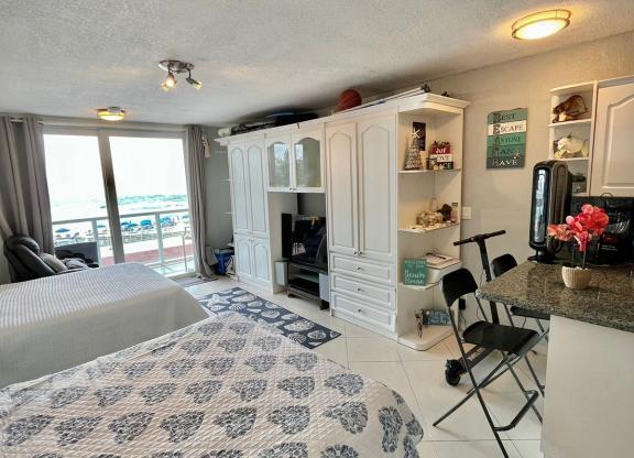 1 bed, 1 bath, $2,500, Unit UNIT 114