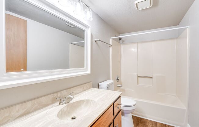 2 beds, 1 bath, 725 sqft, $1,099, Unit D202