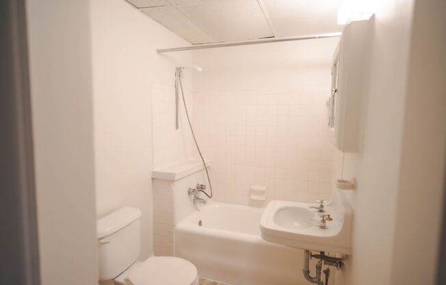 Studio, 1 bath, 450 sqft, $800, Unit 775-44