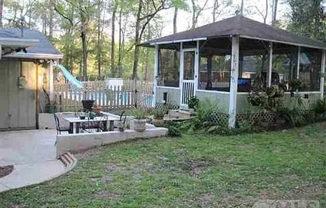 Amazing 3/2 Single Family Home with a Pool!