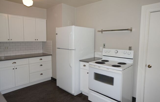 3 beds, 1 bath, 1,100 sqft, $2,100, Unit 4211