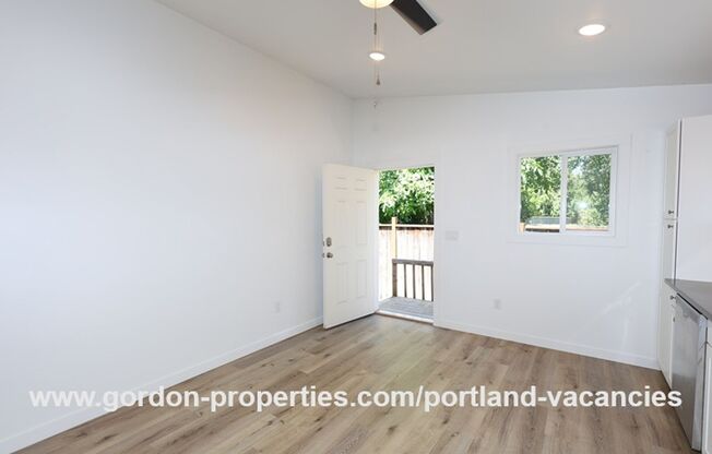 SE 88th Ave - 2 bedroom ADU close to the restaurants and shops along SE 92nd Ave and SE Foster Blvd