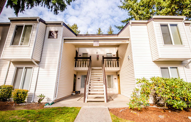 Lakewood Apartments - Arbor Pointe Apartments - Front Exterior