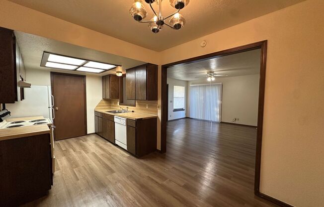 2 Bed 2 Bath 2 Car Garage Near Lake Overholser !!!