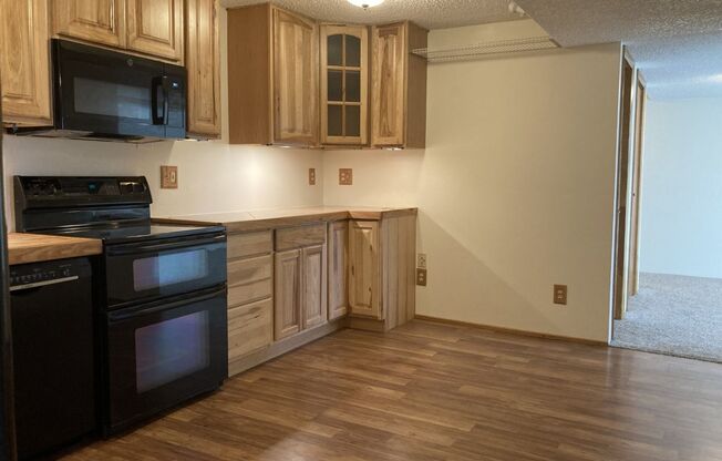 Lovely 2BR/1BA with large kitchen! Laundry/parking on site!