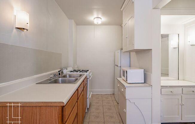 Studio, 1 bath, $915, Unit 29 W. 1st Ave Apt. 6