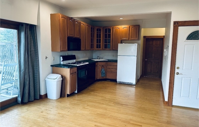 3 beds, 1 bath, 1,000 sqft, $2,800, Unit 3