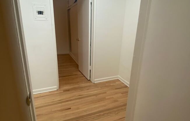 2 beds, 1 bath, 702 sqft, $2,350, Unit B15