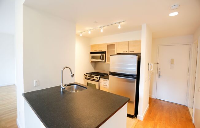 1 bed, 1 bath, 636 sqft, $6,706, Unit 917