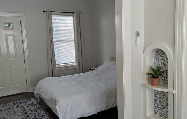 209 E ROSEWOOD