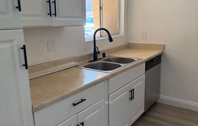 2 beds, 1 bath, 900 sqft, $2,150, Unit #04