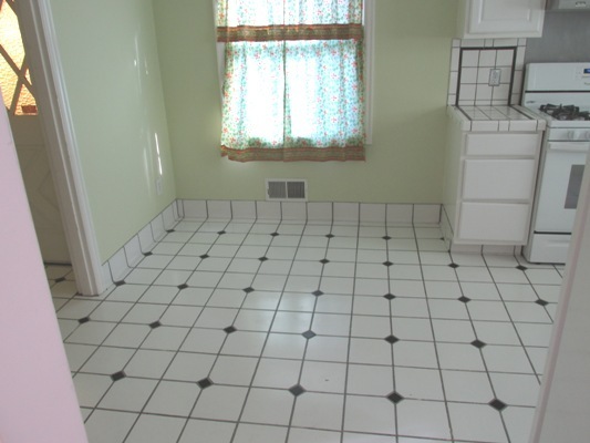 Close in PDX!  2 Br home +Attic-Bonus room + Small Outbuilding + basement