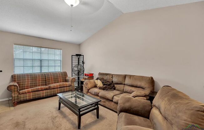 2 beds, 1.5 baths, $995, Unit 128