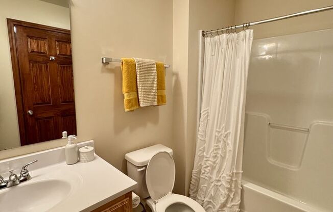 1 bed, 1 bath, 747 sqft, $2,270, Unit 37RMA2