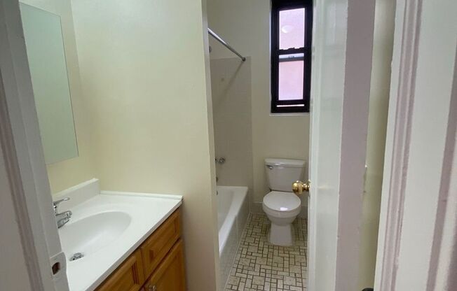 2 beds, 1 bath, $2,300, Unit B42