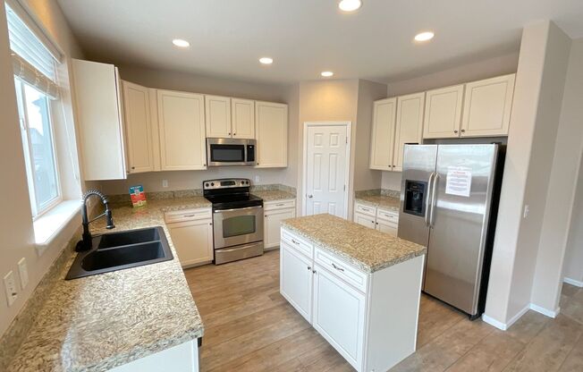 4 beds, 3 baths, $2,550