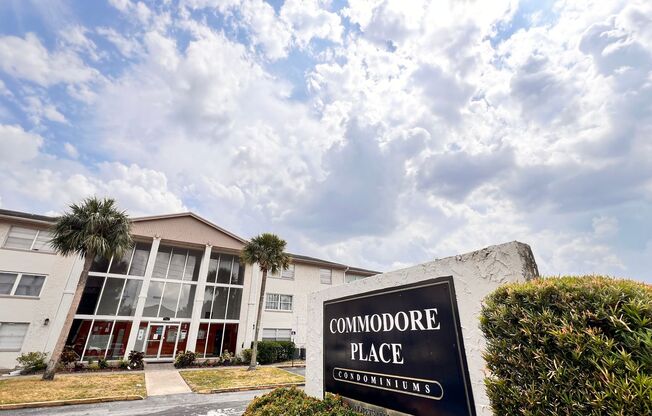 Cozy 3 Bd/2Ba Apartment in Commodore Place! Great Location!