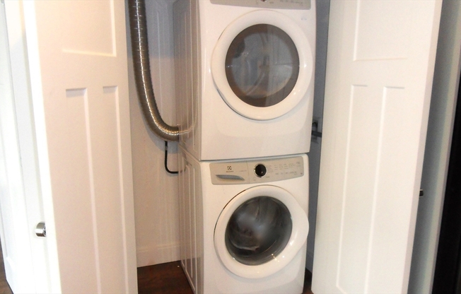 1 bed, 1 bath, 900 sqft, $2,900, Unit 24