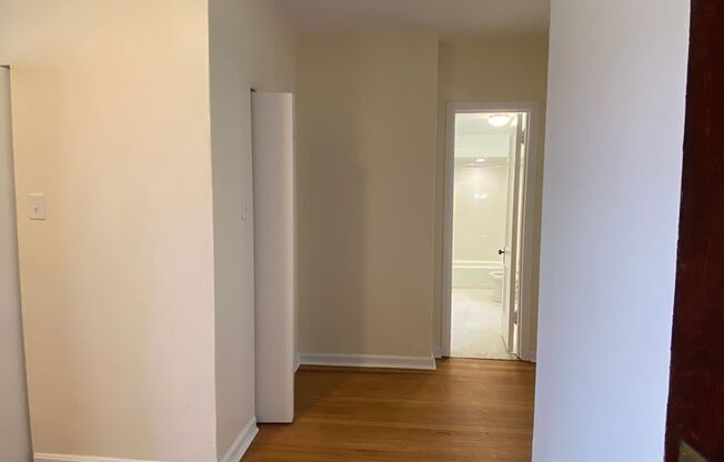 1 bed, 1 bath, 572 sqft, $1,510, Unit Old King Edward 86
