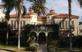 2264 1/4 N BEACHWOOD CYN DR