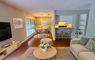 2 bed/1 ba: Lady Bird Lake Condo, Short Walk to Downtown!