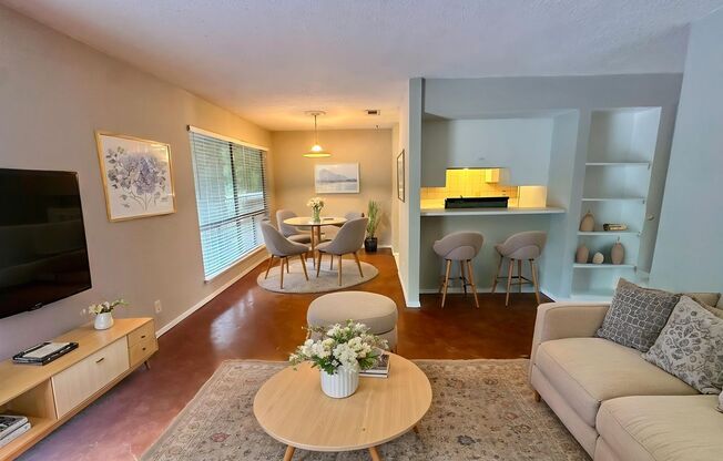 2 bed/1 ba: Lady Bird Lake Condo, Short Walk to Downtown!