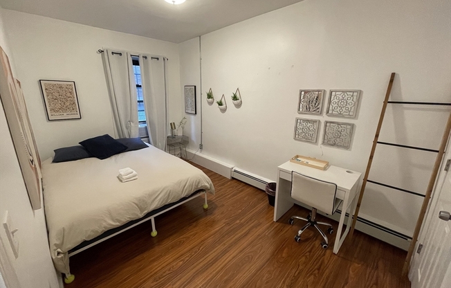 3 beds, 1 bath, 1,100 sqft, $4,700, Unit 2