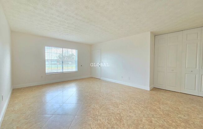 Lakefront First-Floor Condo in Camelot by the Lake, Orlando