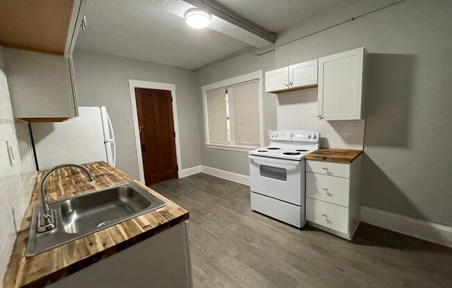 2 beds, 1.5 baths, 884 sqft, $1,225, Unit 032