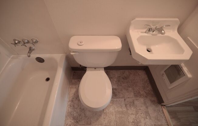 Studio, 1 bath, 250 sqft, $1,050, Unit 206