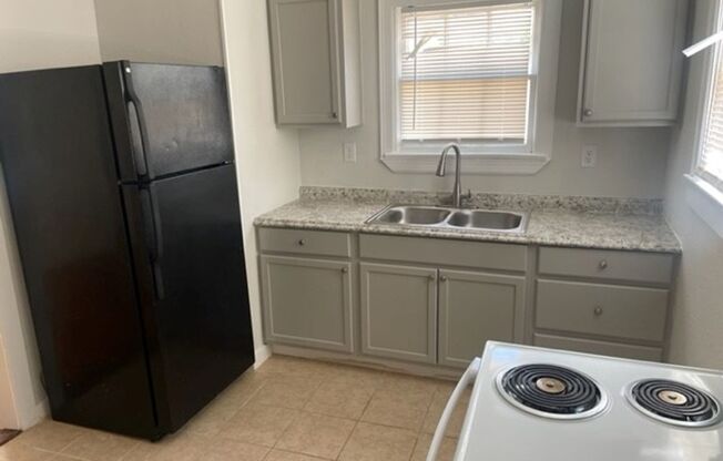 2 beds, 1 bath, $1,295