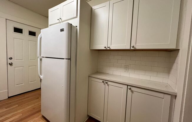 1 bed, 1 bath, 700 sqft, $894, Unit 106 E. 8th Ave, Apt 1R