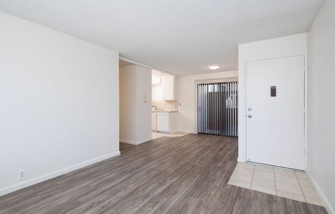 1 MONTH FREE!!! 2 BR in Pacific Beach with Parking and GREAT Location!