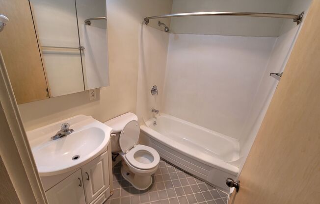 2 beds, 1 bath, 820 sqft, $2,795, Unit R-212