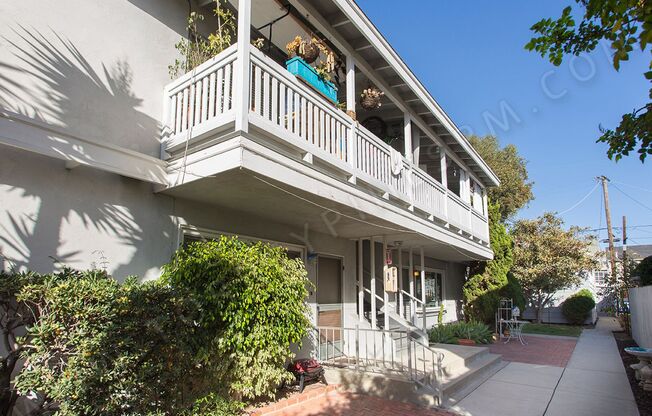 La Jolla / Village Area: One Bedroom in the Village with Onsite Laundry!