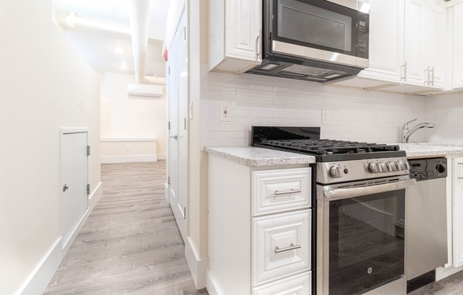 Studio, 1 bath, 518 sqft, $2,495, Unit 32