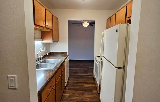 1 bed, 1 bath, 955 sqft, $1,195, Unit 33 - 205