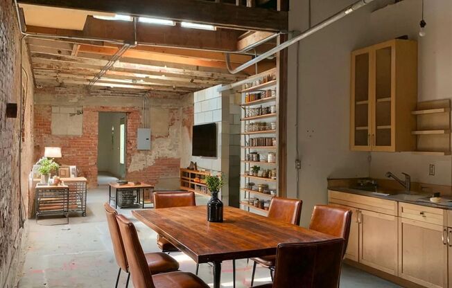 Studio, 1 bath, 2,000 sqft, $2,250, Unit 2424 W Washington