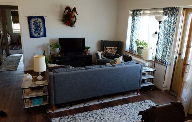 2 beds, 1 bath, 950 sqft, $1,375, Unit 5600 Fifth A313