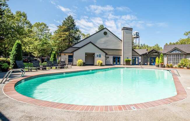 Signature Pointe Outdoor Pool