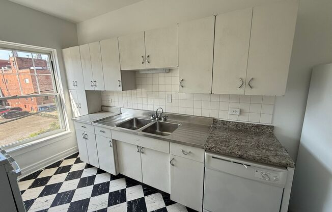 1 bed, 1 bath, 572 sqft, $1,510, Unit Old King Edward 21