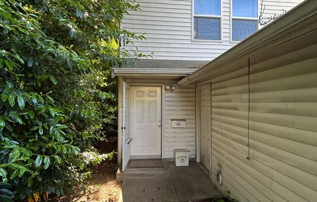 3B, 1.5BA house w/yard and Garage in Seattle's Judkins Park neighborhood- $3,330/mo.