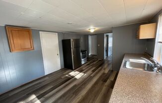 3 beds, 1 bath, $1,600, Unit Unit B