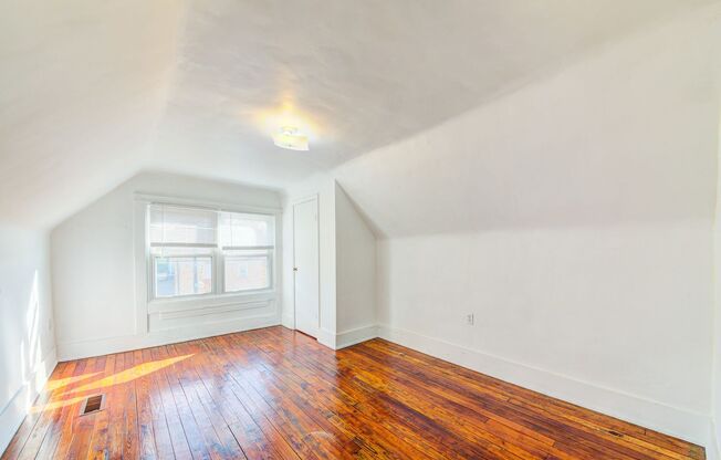 3 beds, 1 bath, $1,500, Unit Apt 2 (top)