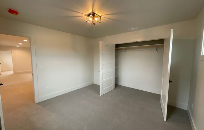 4 beds, 2.5 baths, $3,000, Unit 240 N Cottonwood