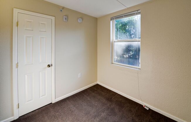 2 beds, 1 bath, 690 sqft, $1,700, Unit 300