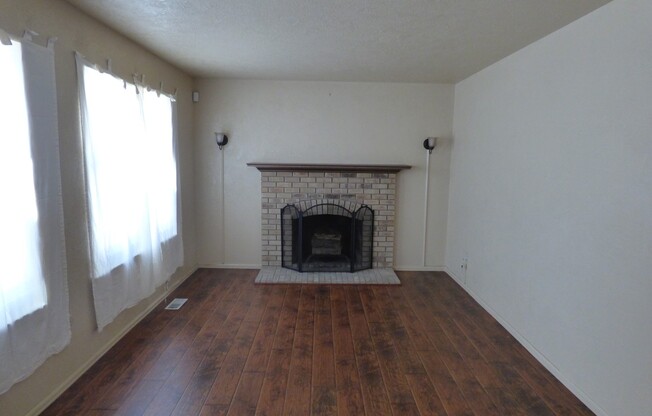 NEWER CARPET & STAINLESS FRIDGE!! BACKS TO BEAUTIFUL TOLL GATE CREEK TRAIL! PRIMARY BED & BATH, SPRINKLER & FENCED YARD!