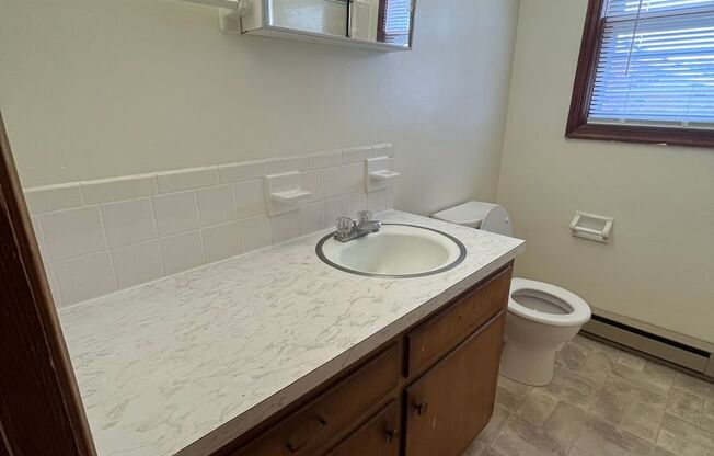 2 beds, 1 bath, 903 sqft, $1,150, Unit I-1